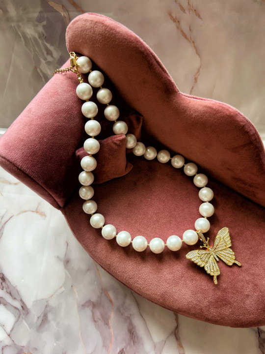 BUTTERFLY & PEARLS NECKLACE 